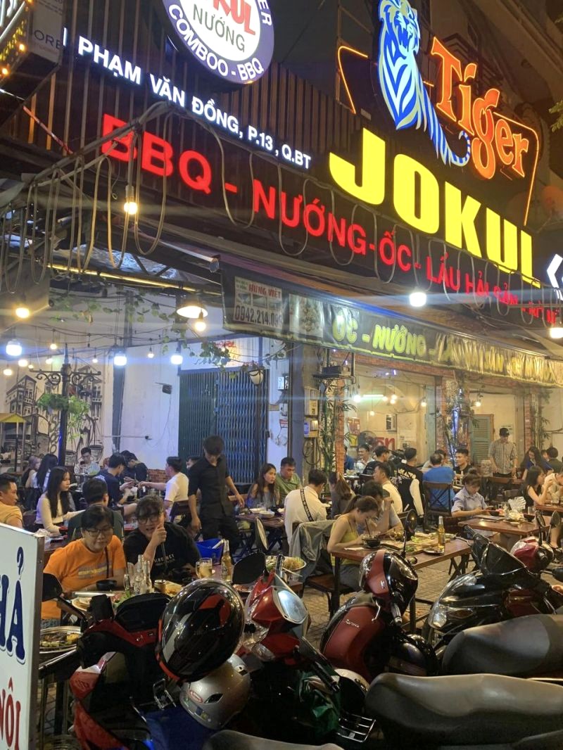 JOKUL BBQ tọa lạc trên đường Phạm Văn Đồng, quận Bình Thạnh, nơi tập trung nhiều quán ăn ngon.