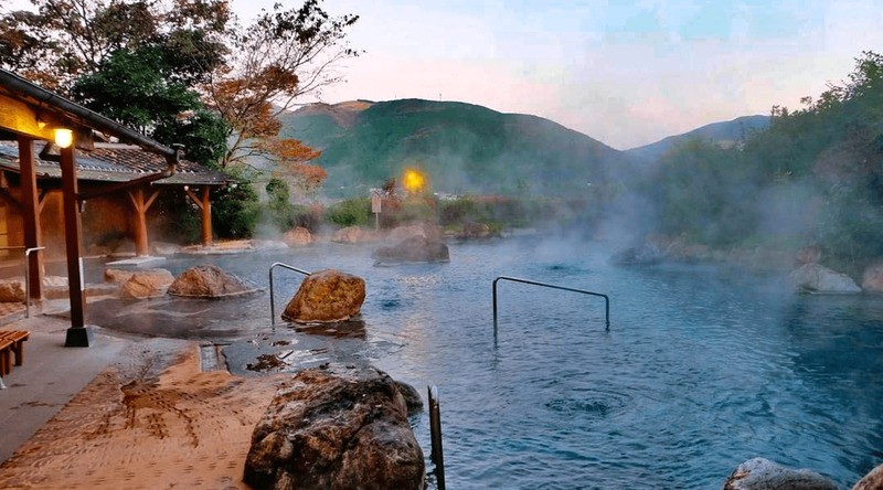 Kyushu, hòn đảo với hơn 850 nhánh suối nước nóng, tự hào có Yufuin Onsen, một trong những điểm đến tuyệt vời nhất. (Ảnh: Ohana Tour)