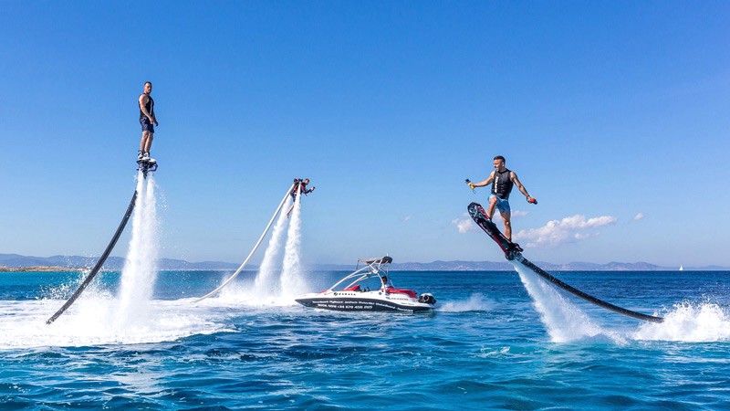 Bay lượn trên Flyboard, bạn sẽ có những trải nghiệm tuyệt vời, phiêu lưu và đầy phấn khích trên mặt biển bao la.