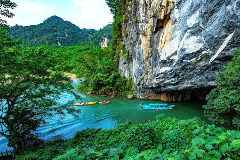 Vườn quốc gia Phong Nha - Kẻ Bàng, với hệ thống hang động thạch cao cổ xưa hơn 400 triệu năm, đã góp phần mang lại danh hiệu Di sản Thế giới cho địa danh này.