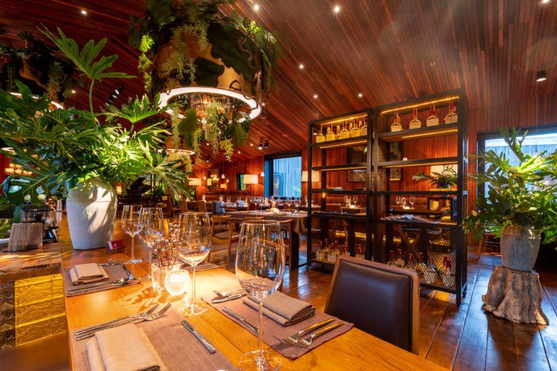 Log Restaurant: Ẩm thực đặc sắc, giữa lòng Sài Gòn.