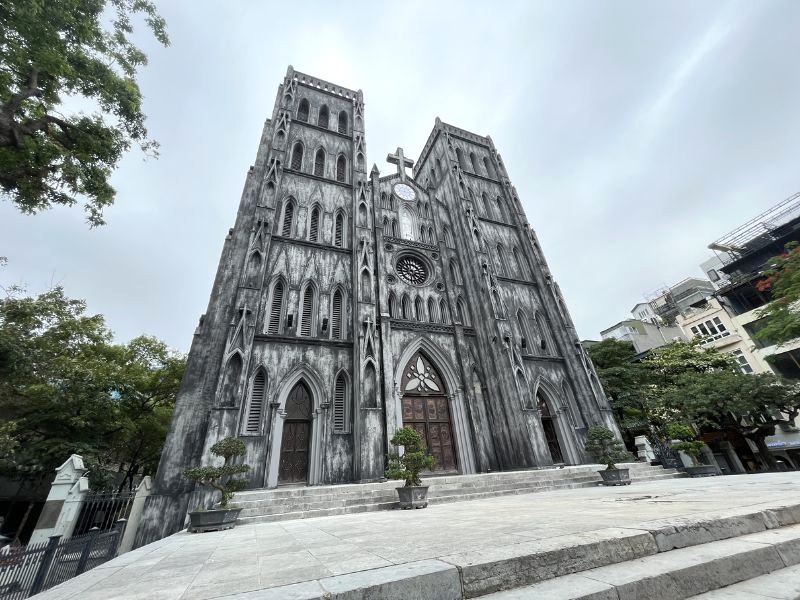 Nhà thờ Lớn Hà Nội, kiến trúc Gothic châu Âu, nổi bật với hoa văn gỗ sơn son thếp vàng và tranh kính.