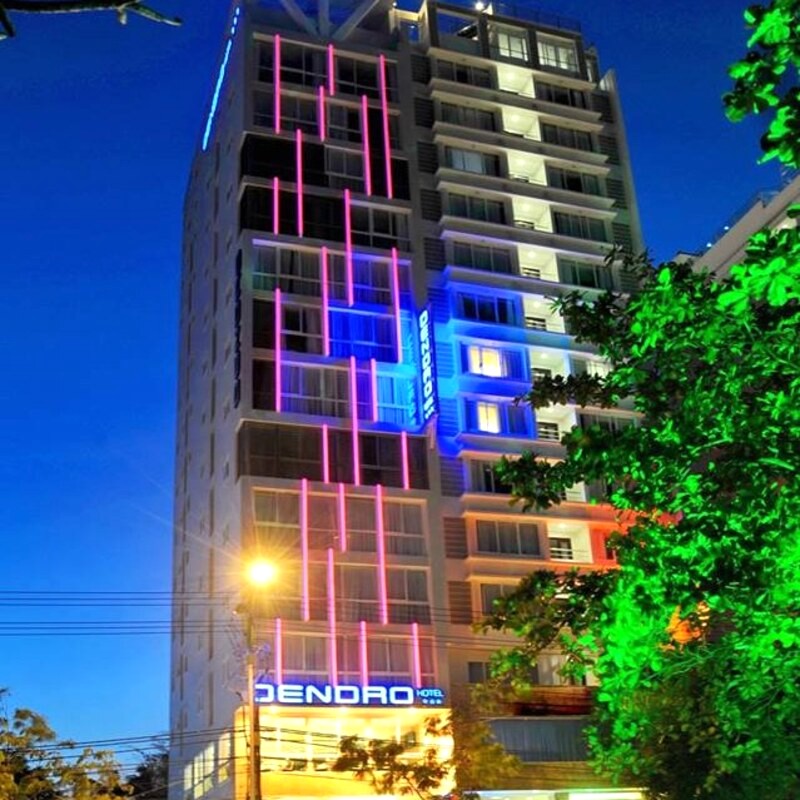 Dendro Hotel: Sàn gỗ sang trọng, hồ bơi hiện đại.