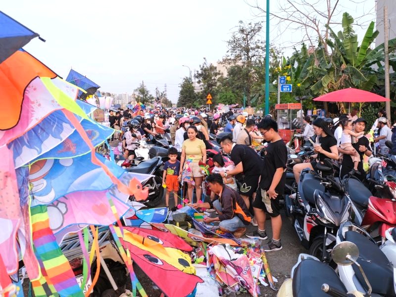 16h, nơi đây đông nghịt người. (Ảnh: Znews)