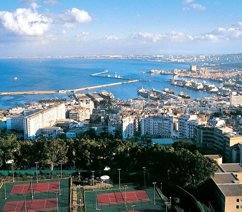 Algiers, nơi kiến trúc Pháp cổ kính hòa quyện với văn hóa Hồi giáo độc đáo.