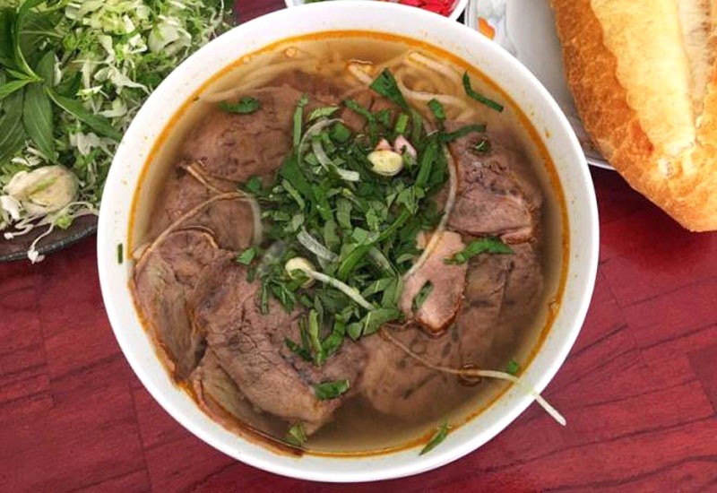 Bún bò thơm nức mùi ruốc.