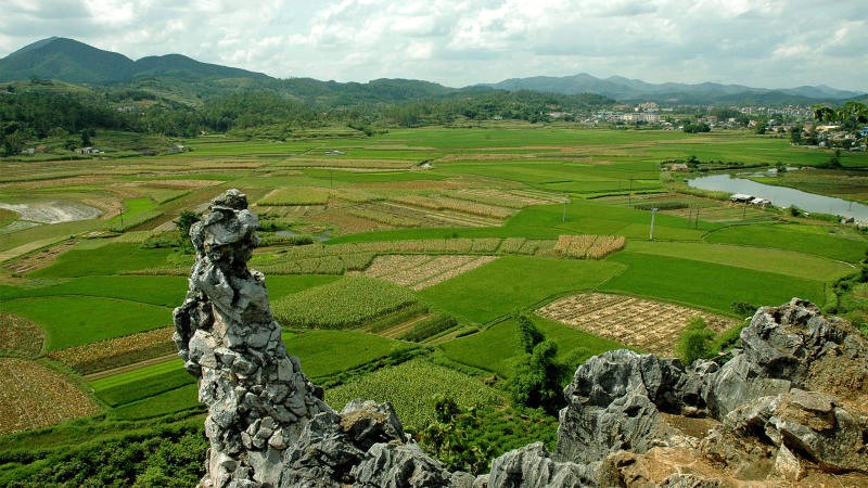 Núi Tô Thị đẹp như tranh thủy mặc, với vẻ đẹp thơ mộng và truyền thuyết hấp dẫn.