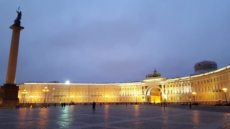 Quảng trường Cung điện ở Saint Petersburg là điểm tham quan và di tích lịch sử lớn.