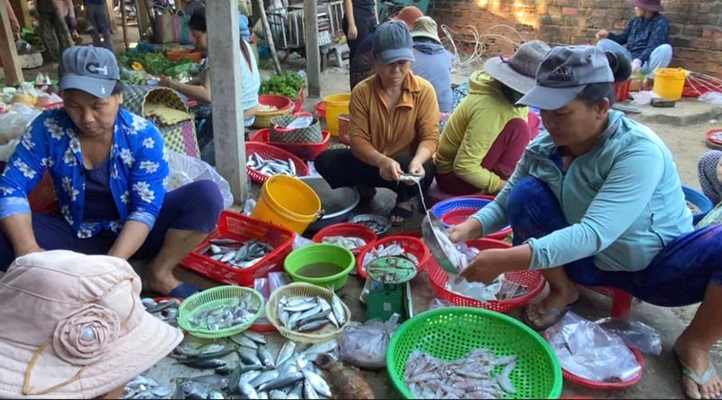 Chợ dân sinh phục vụ nhu cầu ăn uống và thực phẩm tươi sống cho người dân địa phương. (Ảnh: Mai Nguyễn)