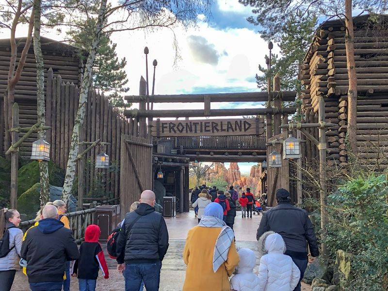 Frontierland tái hiện khung cảnh miền viễn tây nước Mỹ, đưa bạn đến với vùng đất hoang dã và những trải nghiệm độc đáo.