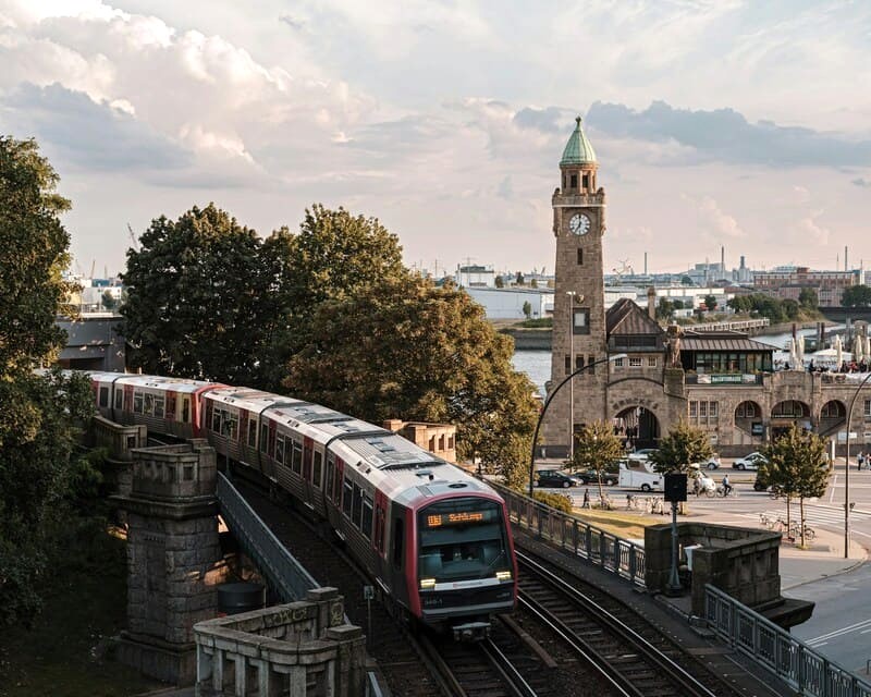 Hamburg, thành phố cảng lớn thứ hai Đức, là điểm đến lý tưởng cho du lịch và bóng đá. (Ảnh: Alexander Bagno)