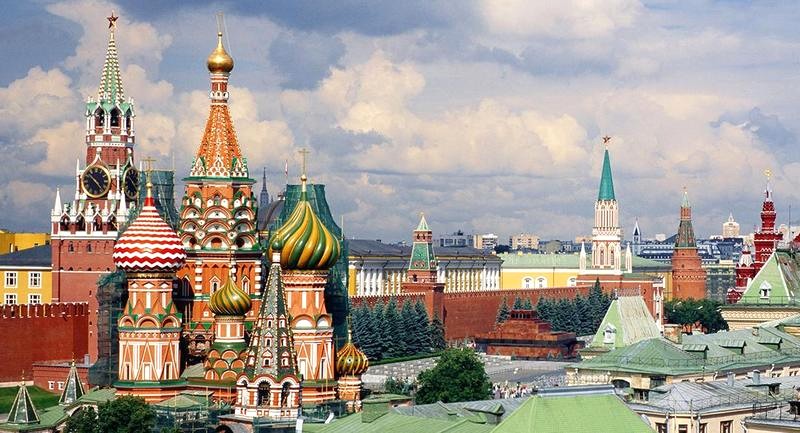 Điện Kremlin tỏa sáng với hàng nghìn ngôi sao hồng ngọc, nặng một tấn, mỗi ngôi sao mang một hình thù độc đáo.