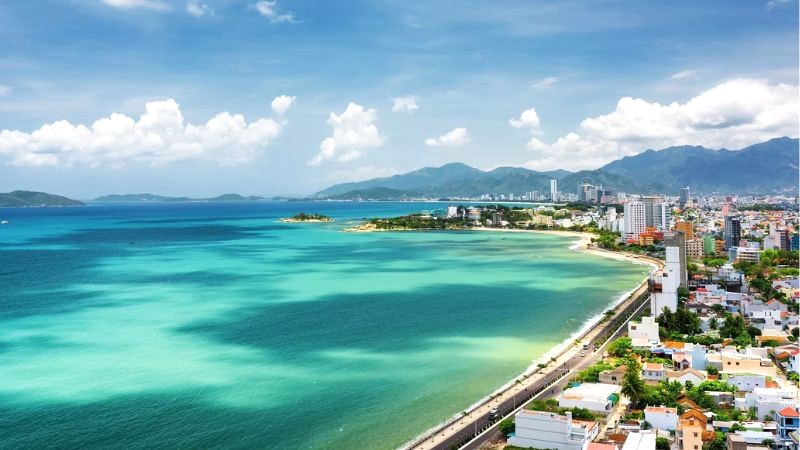 Nha Trang, với bãi biển xanh trong, hoạt động giải trí phong phú, là điểm đến lý tưởng cho kỳ nghỉ dưỡng. (Ảnh: puolotrip)