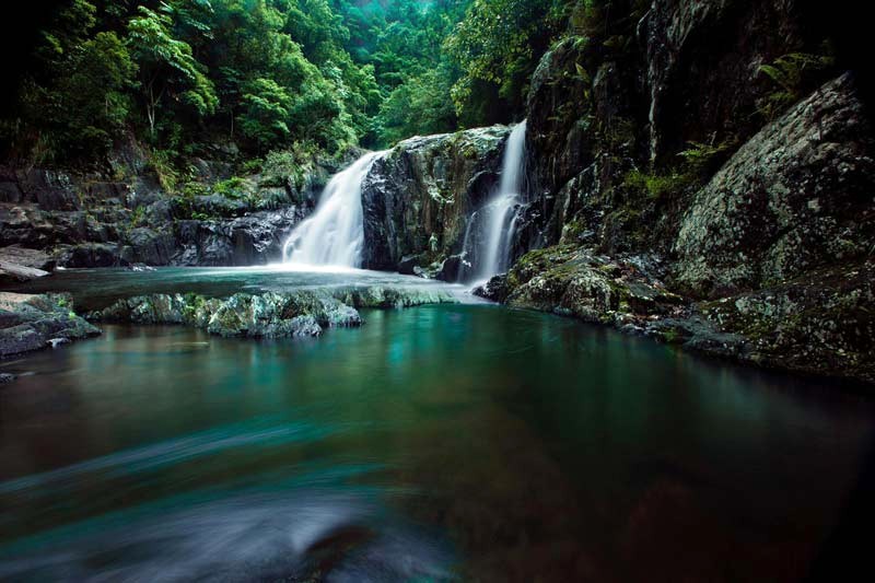 Hồ Crystal Cascades ẩn mình trong núi (Ảnh: tropicalnorthqueensland)