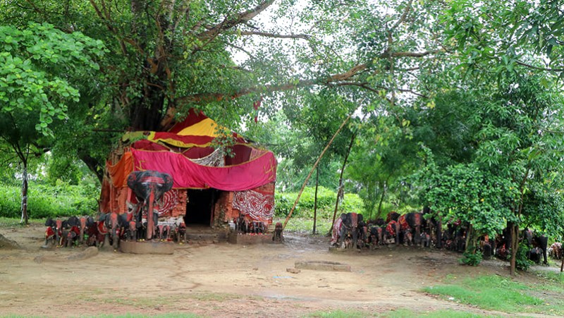 Ngôi đền Hindu cổ kính ẩn mình trong thành, trước cổng là tượng voi tạ ơn.