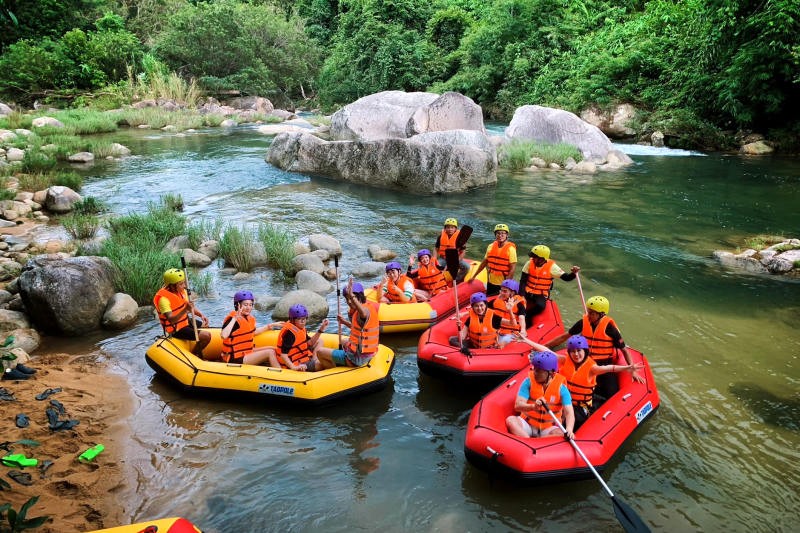 Chèo thuyền phao vượt thác: Trải nghiệm lý tưởng cho bạn và người thân. (Ảnh: Kong Forest)