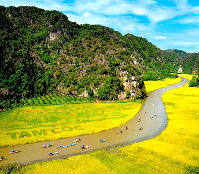 Tam Cốc đẹp ngây ngất lòng người. (Ảnh: hanoimoi)