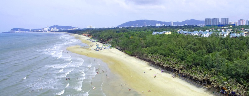 Làn nước trong xanh, nắng vàng rực rỡ, cát trắng mịn màng tại bãi tắm Long Cung sẽ mang đến cho bạn trải nghiệm khó quên.