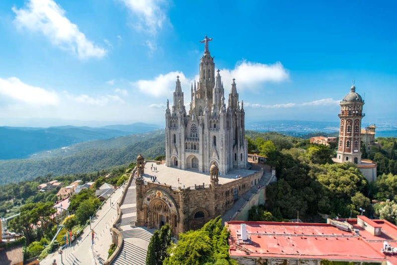 Từ đỉnh đồi Tibidabo (512m), bạn sẽ được chiêm ngưỡng toàn cảnh tuyệt đẹp của Barcelona.