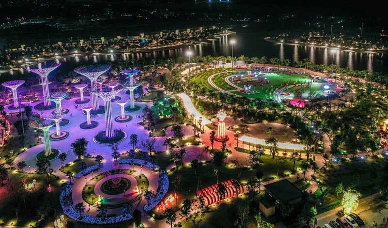 Công viên Grand Park lung linh về đêm.