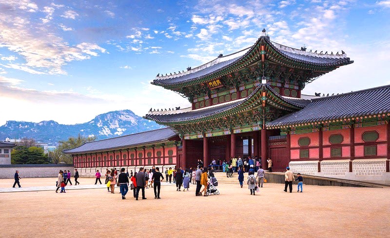 Gyeongbokgung: Cung điện cổ kính, đông khách.