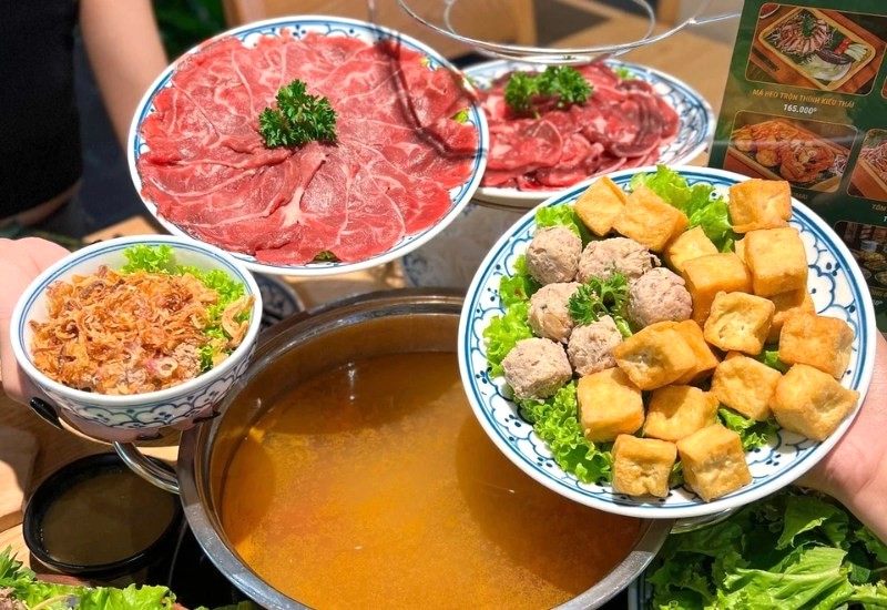 Bắp bò thái miếng vừa ăn, mềm ngọt.