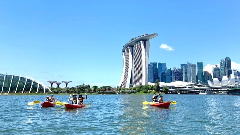 Chèo thuyền Kayak trên mặt hồ Marina Barrage, bạn sẽ được chiêm ngưỡng trọn vẹn vẻ đẹp hùng vĩ của đập nước, với làn sóng lăn tăn nhẹ nhàng.