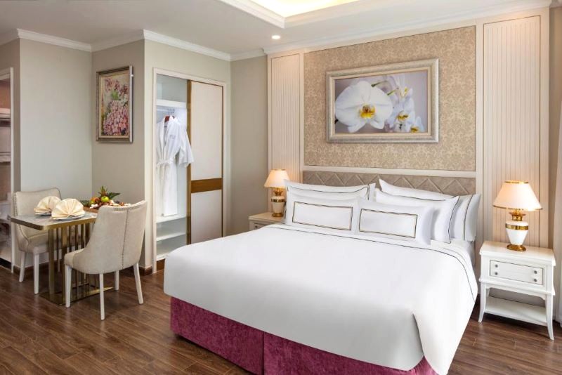 Phòng Junior Suite giường đôi sang trọng, ấm áp với thiết kế hài hòa, mang đến không gian thư giãn tuyệt vời.