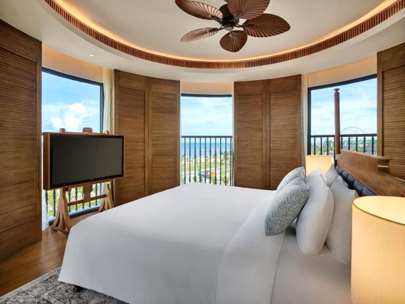 Thức giấc giữa tiếng sóng rì rào tại Admiral Suite with Ocean Front Seaview.