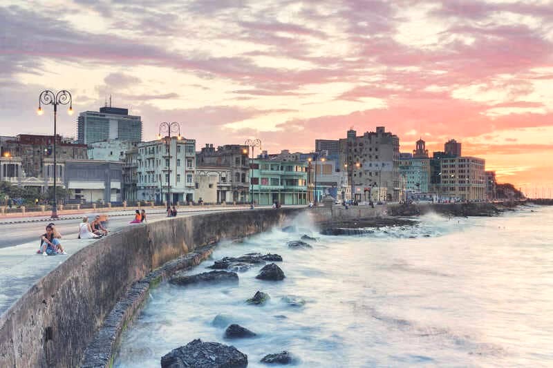 El Malecón, đại lộ 5 dặm, là biểu tượng du lịch của Havana và người Cuba.