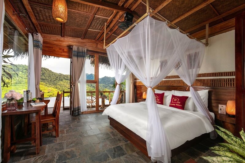 Bungalow Deluxe Valley View:  Cảnh núi non hùng vĩ, ruộng bậc thang trải dài.