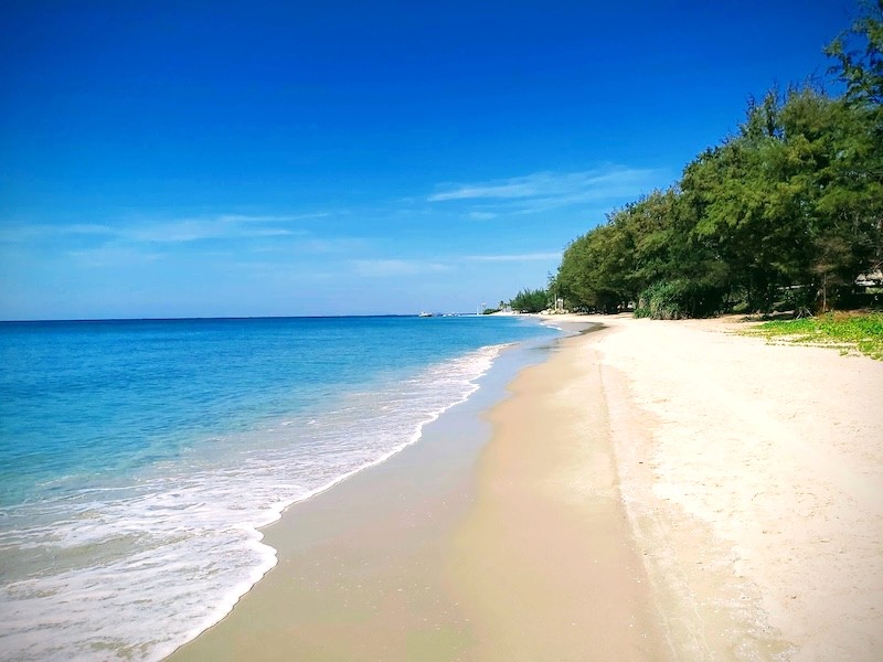 Nằm cách trung tâm thành phố Rayong 20km về phía Đông, Mae Ram Phueng là một trong những bãi biển nổi tiếng nhất khu vực. (136 ký tự)