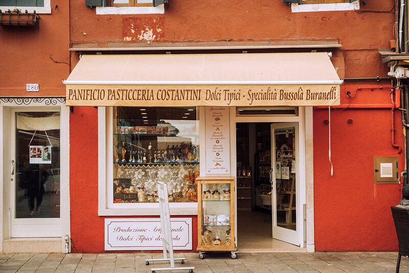 Pasticceria Costantini, tiệm bánh ngọt hơn 100 năm tuổi, nổi tiếng với bánh quy truyền thống.