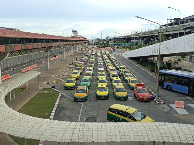 Taxi sẵn sàng phục vụ bạn! 🚕 (Ảnh: Ajj Tularak)