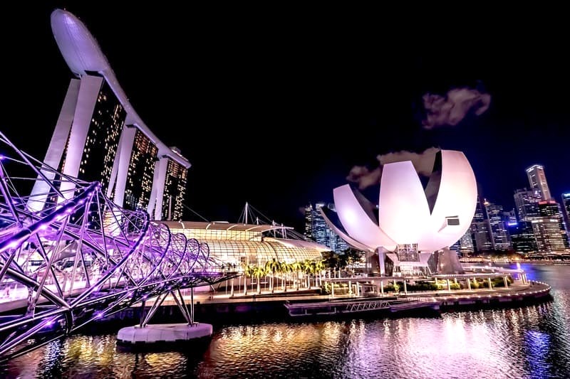 Marina Bay Sands, điểm đến sang trọng bậc nhất Singapore, là thiên đường nghỉ dưỡng và ngắm cảnh lý tưởng cho mọi tín đồ du lịch. (145 ký tự)