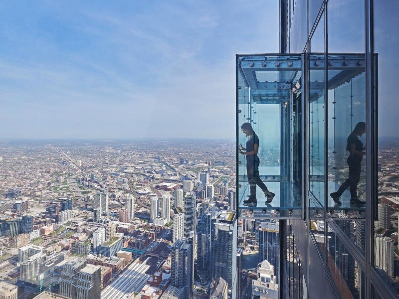 Leo lên Willis Tower Skydeck, thu trọn vẻ đẹp toàn cảnh thành phố Chicago.