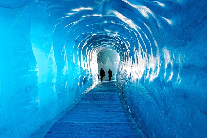 Sông băng Mer de Glace là sông băng lớn nhất châu Âu.