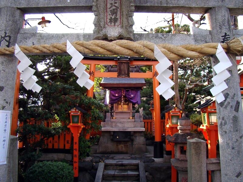 Tatsumi Daimyojin, tọa lạc tại Gion Kyoto, là một ngôi đền thanh bình với sắc đỏ rực rỡ. (Ảnh: Rekishi no Tabi)