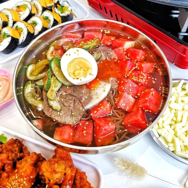 Mì lạnh Maru Korean, topping độc đáo. (Ảnh: FB MARU)