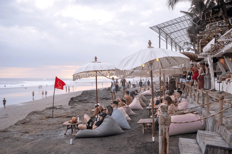 Bãi biển Echo, một trong ba bãi biển chính của Canggu, Bali, thu hút du khách với vẻ đẹp hoang sơ. (119 ký tự)