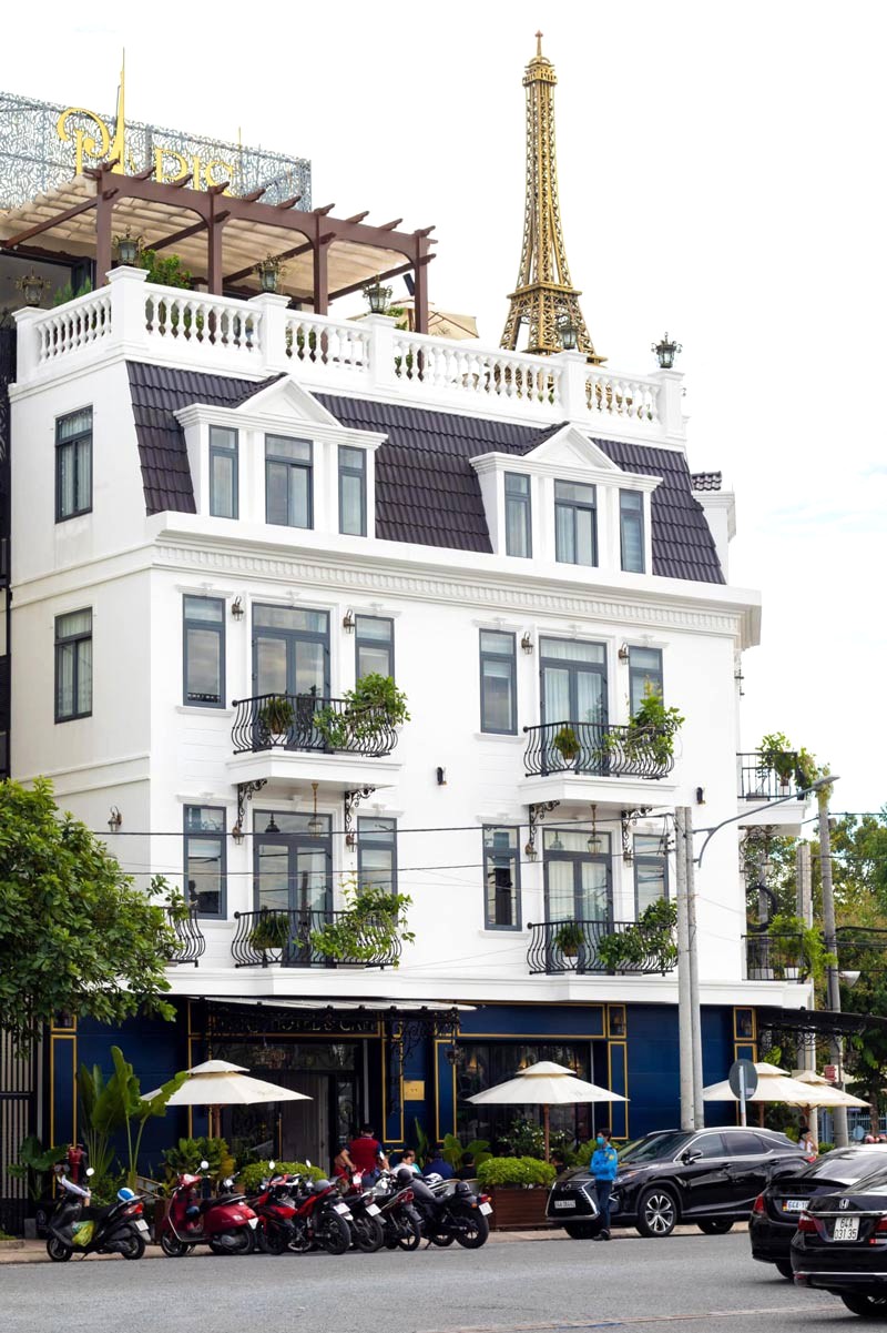 Paris Hôtel & Café: Cà phê tầng 1, khách sạn các tầng trên.