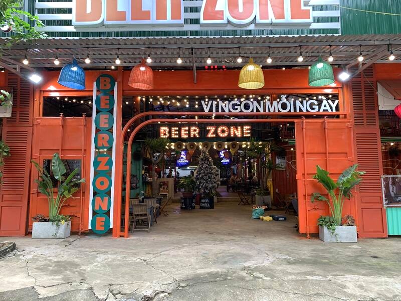 Quán nhậu Beer Zone (141 Hùng Vương) thu hút giới trẻ Buôn Ma Thuột.