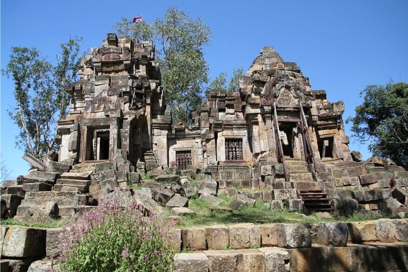 Battambang: Kiến trúc cổ kính hòa quyện thiên nhiên, tạo nên điểm nhấn ấn tượng. (118 ký tự)