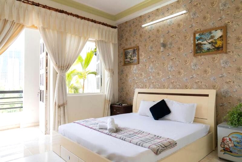 Aqua Nhu Huynh Hotel nổi bật với view thoáng đãng từ các phòng có cửa sổ lớn.