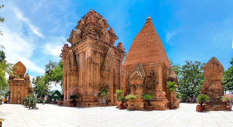 Tham quan Tháp Bà Ponagar, điểm văn hóa nổi tiếng Nha Trang.