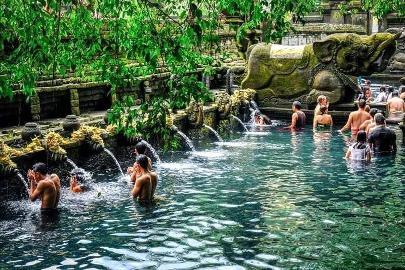 Đền Pura Tirta Empul cách Ubud 20km.