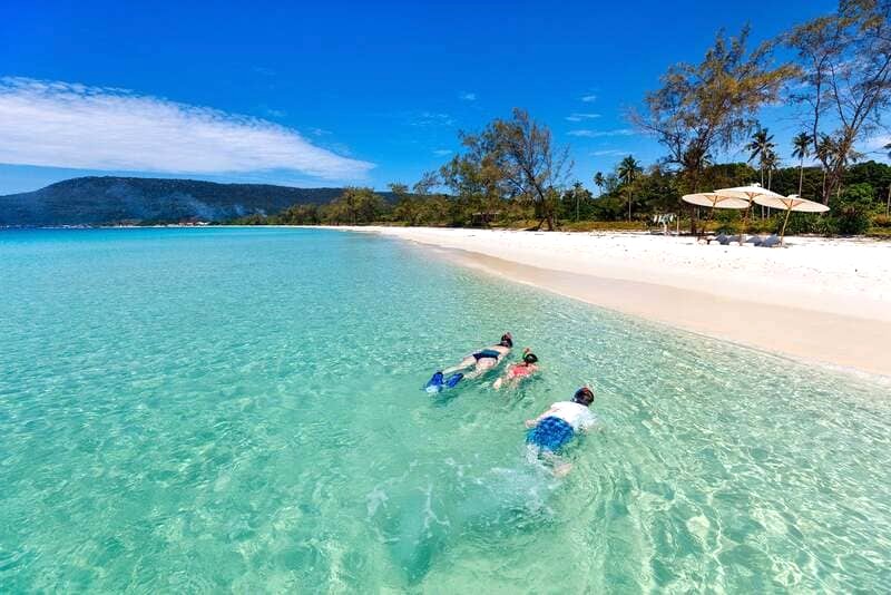 Koh Rong đẹp hơn, trong lành hơn các bãi biển Sihanoukville.