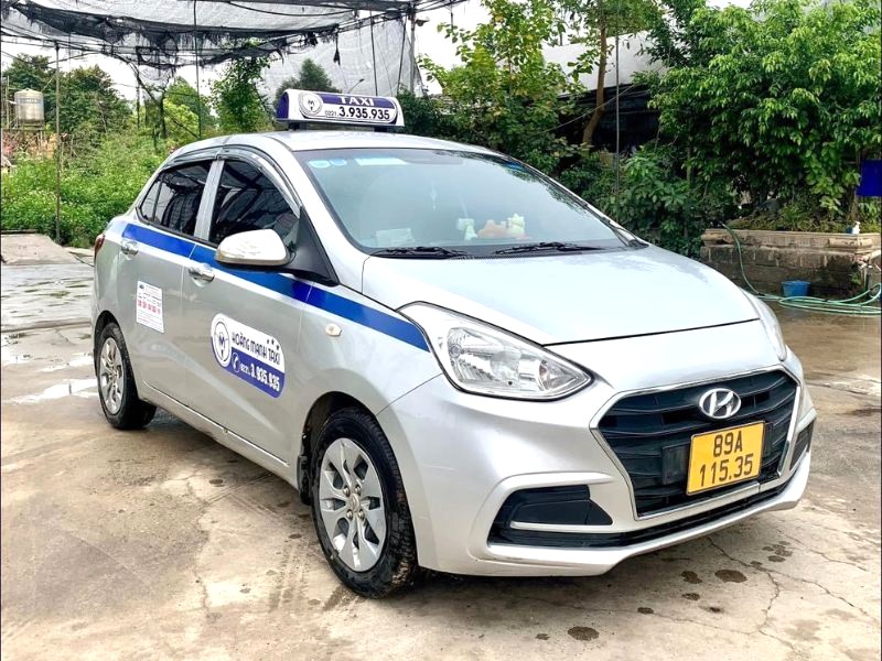 Taxi Hoàng Mạnh: Dịch vụ nhanh chóng, phục vụ tận nơi tại các điểm du lịch nổi tiếng.