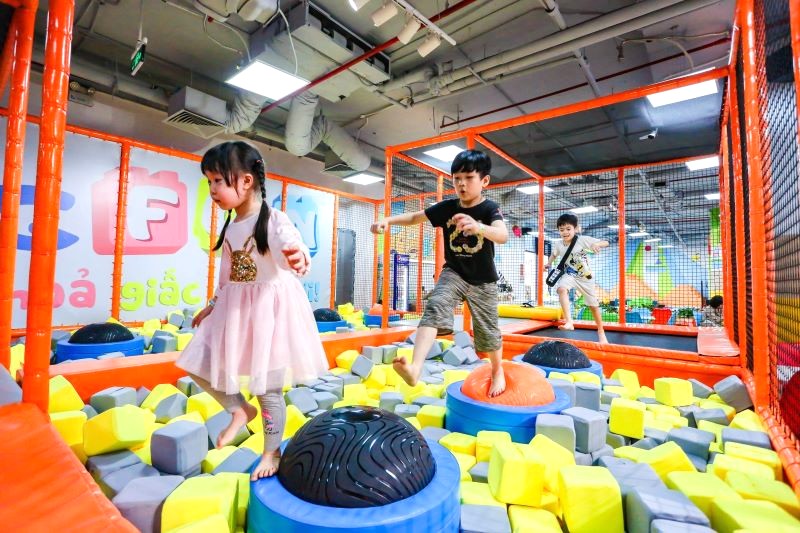 Playtime Kids mang đến không gian vui chơi rộng rãi, kết hợp khu vực trong nhà và ngoài trời, phù hợp với mọi bé.