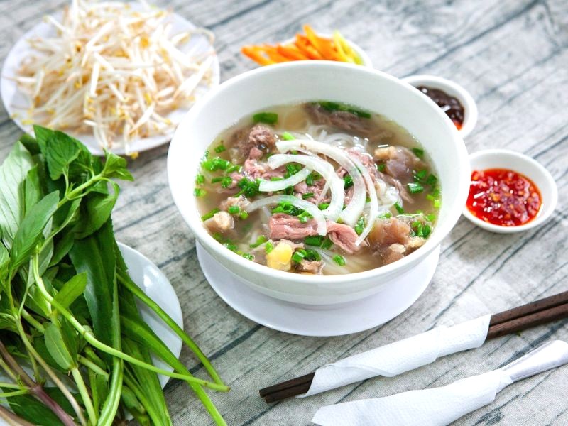 Phở Nha Trang: Hương vị đậm đà, nét riêng địa phương.